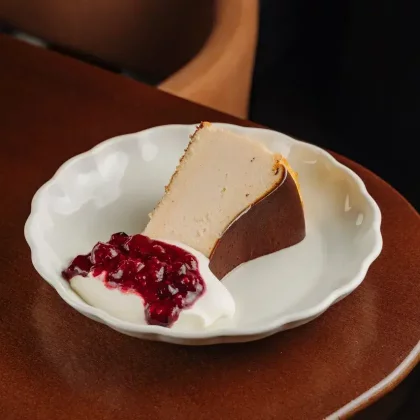 Баскский чизкейк с ягодным компате