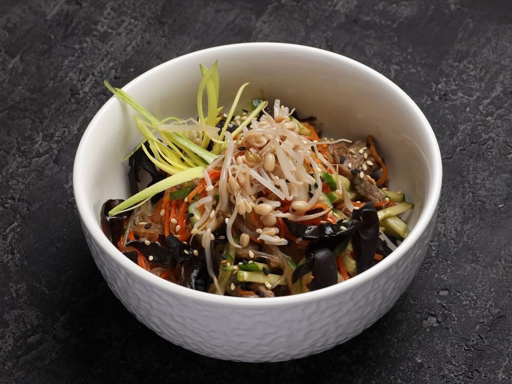 Теплый салат с фунчозой и говядиной