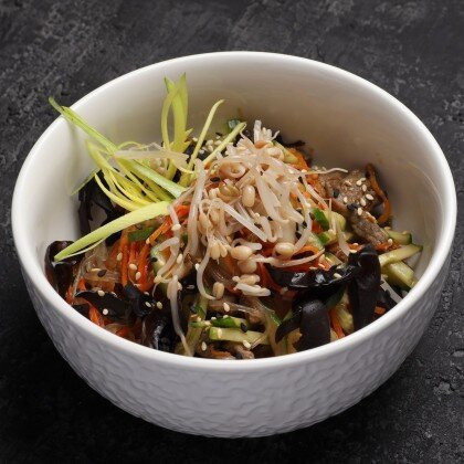 Теплый салат с фунчозой и говядиной