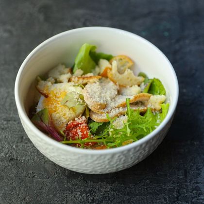 Салат с куриным филе и печеным перцем