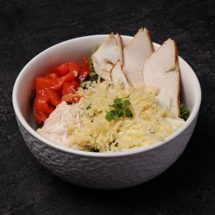 Салат с куриным филе и печеным перцем