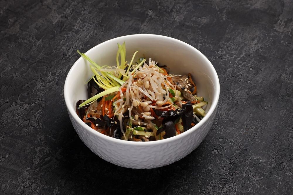 Салат с фунчозой и говядиной