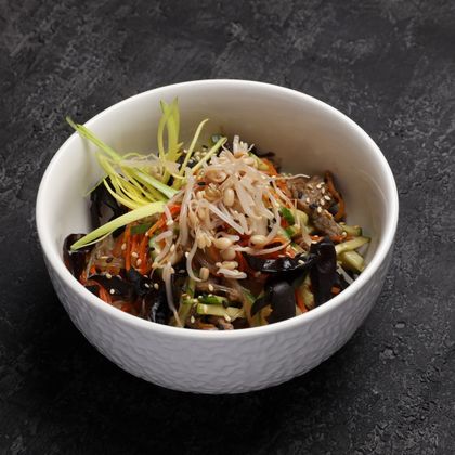 Салат с фунчозой и говядиной