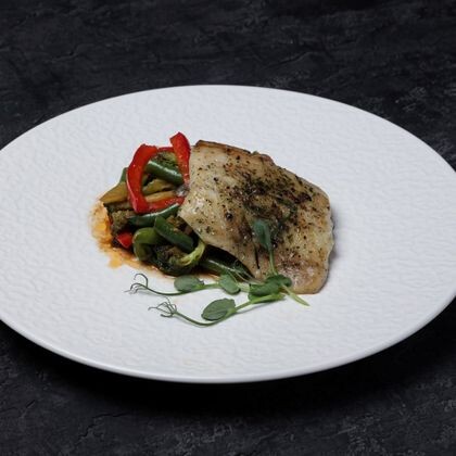 Муксун обжаренный с овощами