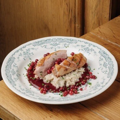 Утиная грудка с полбой и брусникой