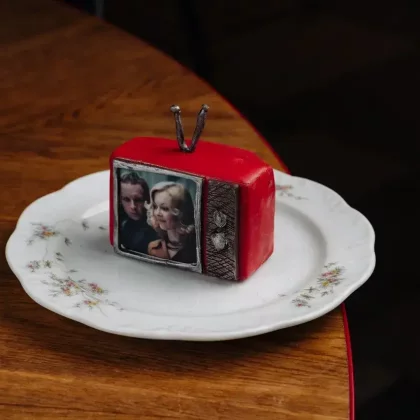 Телевизор - корпусное пирожное