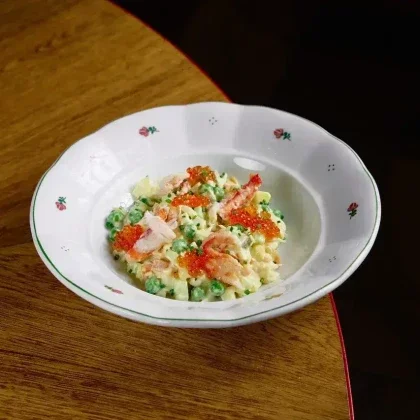 Оливье с крабом и красной икрой