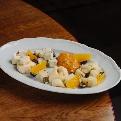 Тарелка сыров с апельсиновым конфитюром