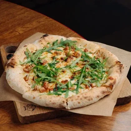 Пицца с угрем и руколой