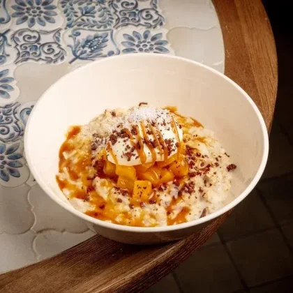 Овсянка на кокосовом молоке с персиками