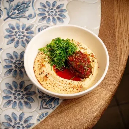 Хумус с сальсой из вяленых томатов