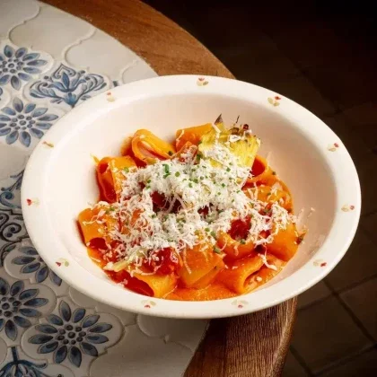 Паста с соусом из печеных перцев томатами и фетой