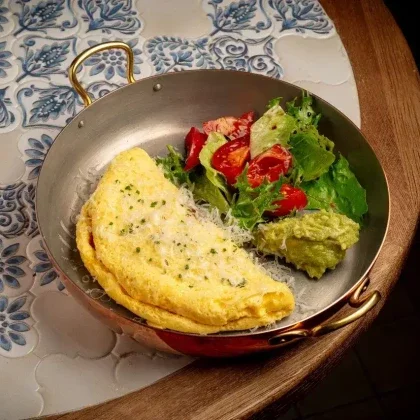 Омлет с крабом и мятым авокадо