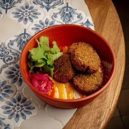 Фалафель, тахини, маринованные овощи