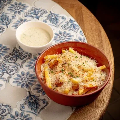 Фри с соусом ранч и пармезаном