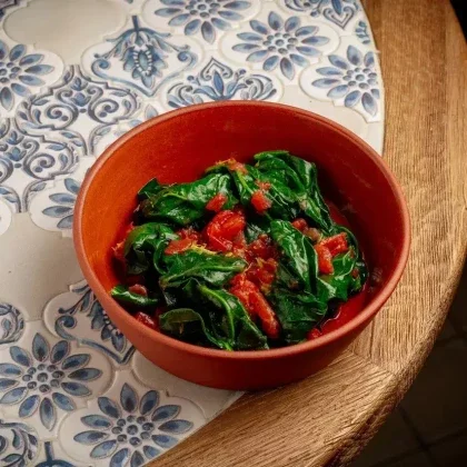 Шпинат с томатами