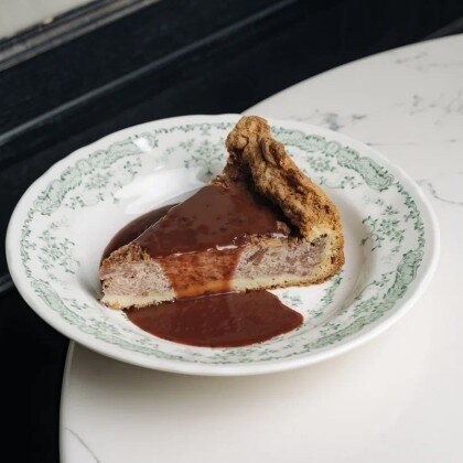 Пирог с томлёной щекой и соусом Порто