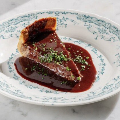 Пирог с томлёной щекой и соусом Порто