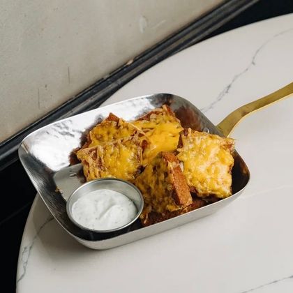 Гренки с чеддером и чесноком