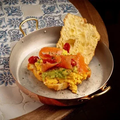 Круассан с лососем и авокадо