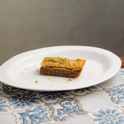 Пахлава с орехами и кокосовым мороженым