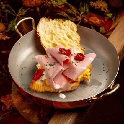 Круассан с мортаделой и страчателлой