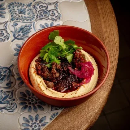 Хумус с пряной говядиной