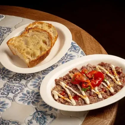 Тартар из говядины, тахини, томаты