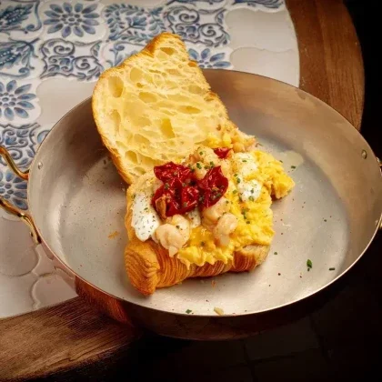 Круассан с креветками и скремблом