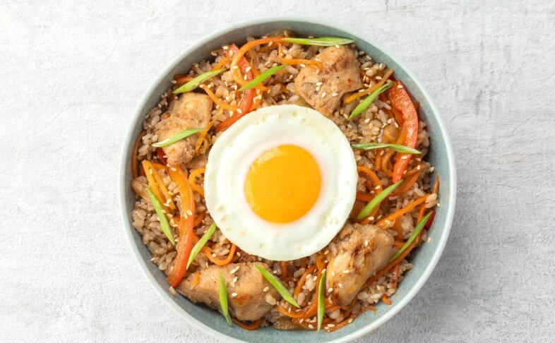 Рис с курицей,овощами и яйцом