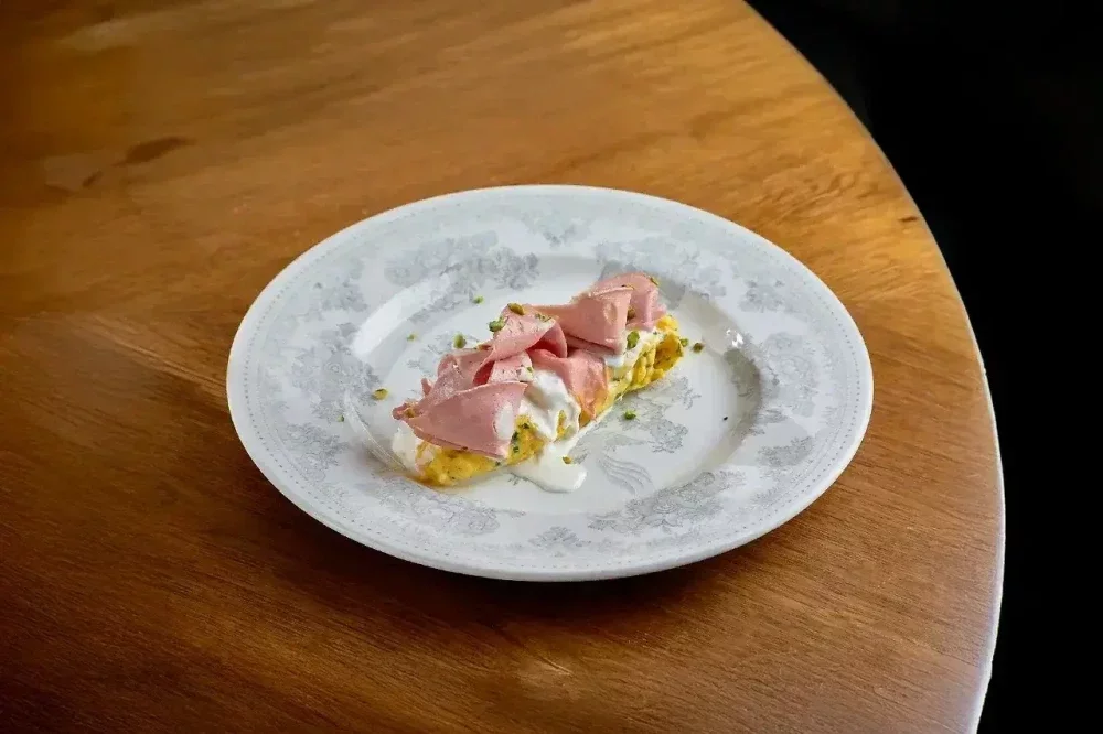 Французский омлет с мортаделлой и страчателлой