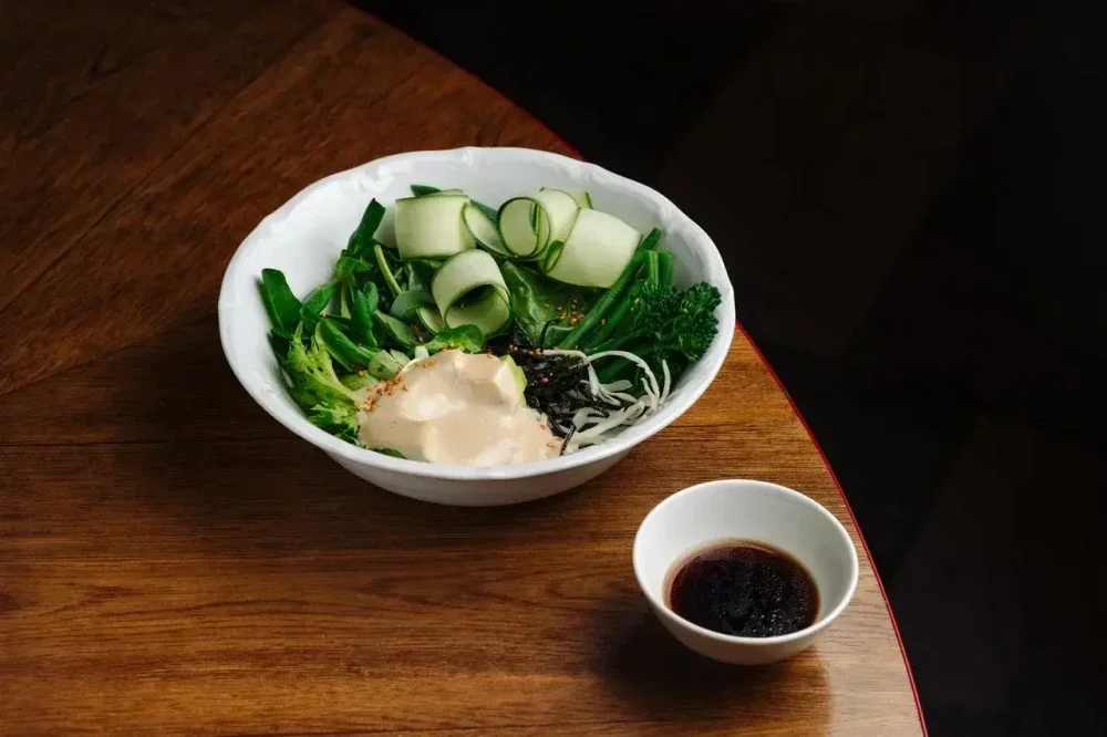 Зелёный салат с ореховой заправкой