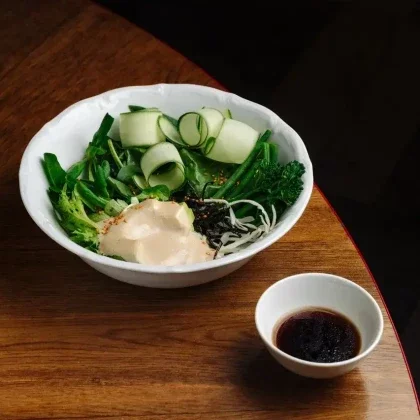 Зелёный салат с ореховой заправкой