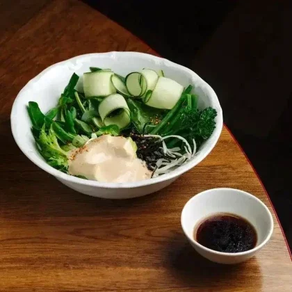 Зелёный салат с ореховой заправкой