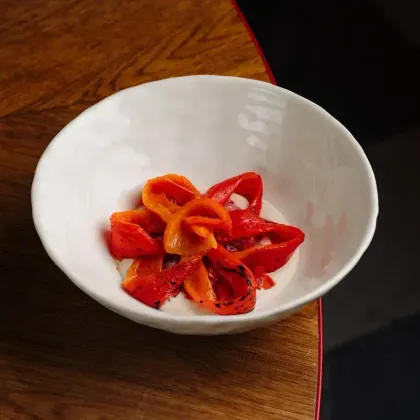 Печёный перец "Рамиро" с тунцом и соусом тоннато