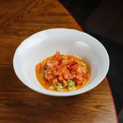 Тартар из лосося с авокадо и соусом каламанси