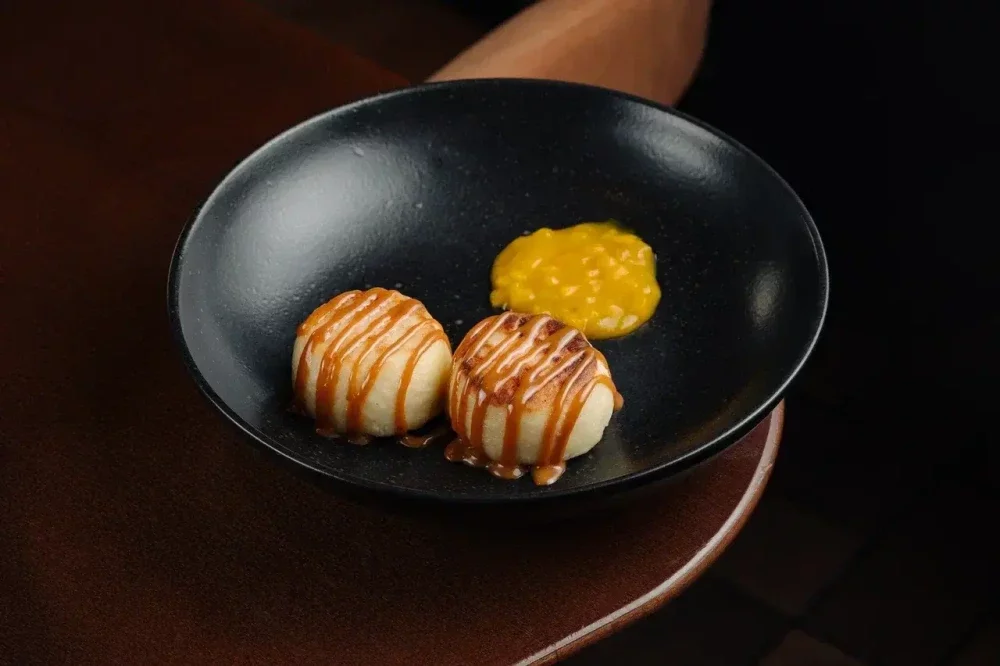 Сырники, ганаш из белого шоколада , манго