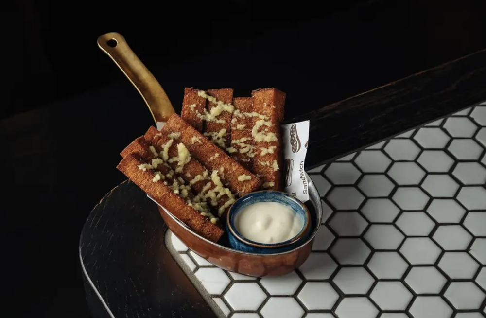 Гренки с сырным соусом