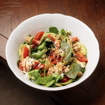 Зеленый салат с авокадо и крабом