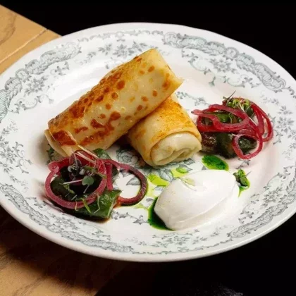 Блины с говядиной, трюфелем и битым огурцом