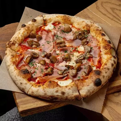 Пицца с ветчиной и грибами