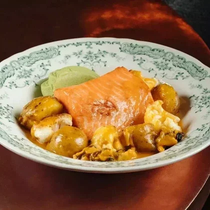 Лосось с кремом из зеленого горошка и соусом из вонголе