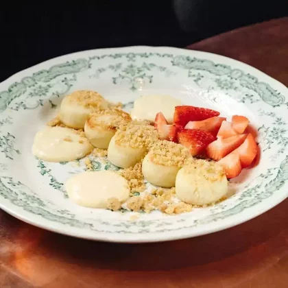 Мини-сырники с заварным кремом и клубникой