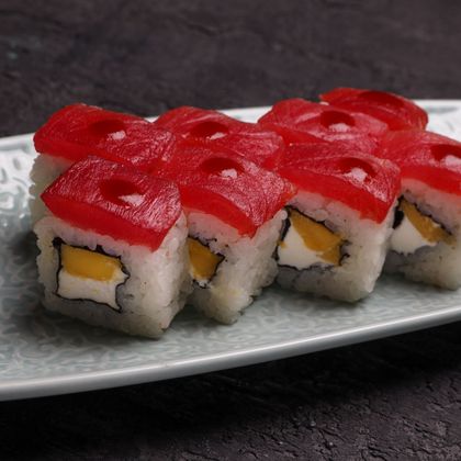 Ролл с тунцом и манго