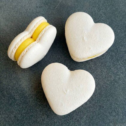 Макарон сердце (манго-маракуйя)