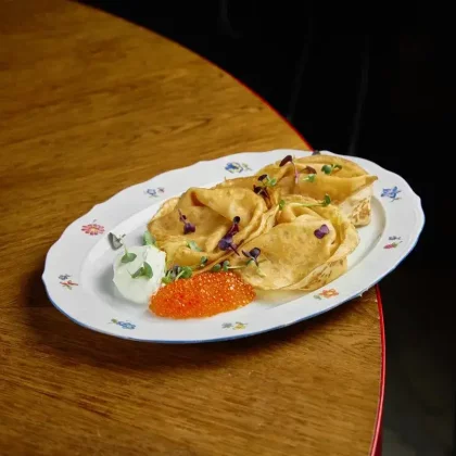 Блины со сметаной и красной икрой