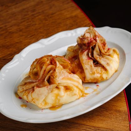 Блины со взбитым творогом и соленой карамелью