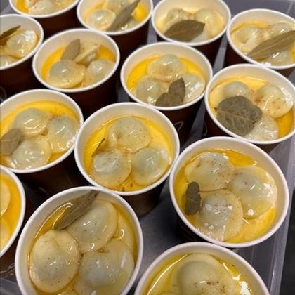 Стакан с пельменями