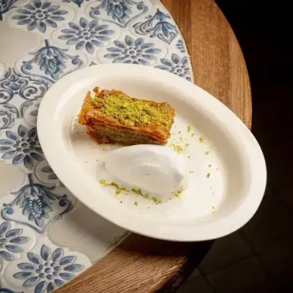 Пахлава с орехами и кокосовым мороженым