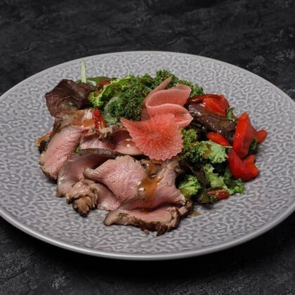 Салат с ростбифом и медово-горчичной заправкой